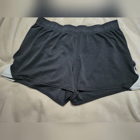 4 Pairs of C9 Champion shorts - Picture 3 of 11